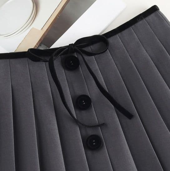 プリーツスカート 前ボタン飾り細プリーツミニスカート